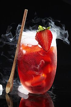 草莓潘趣酒,玻璃杯,干冰,薄雾