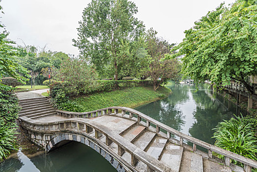 桂林秋季雨中公园池塘绿地树林