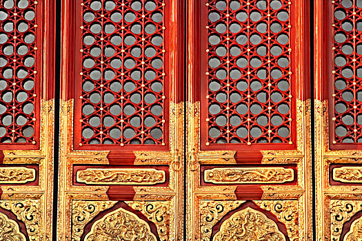 故宫里太和殿的龙纹隔扇门