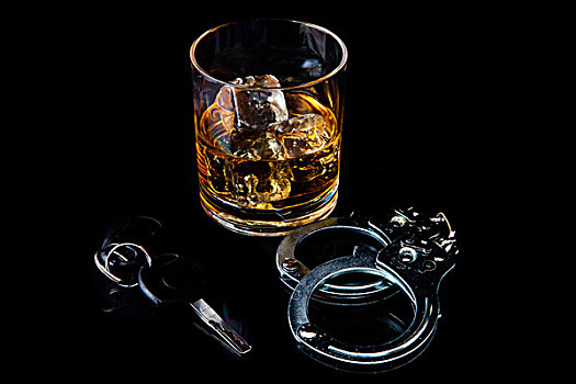 威士忌,岩石上,手铐,车钥匙,黑色背景