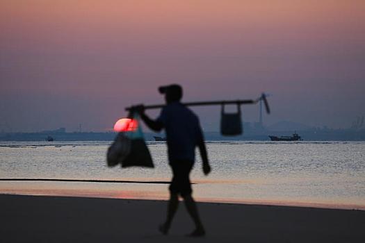 山东省日照市,迎着日出海里,淘,鲜,海边生活让人艳羡