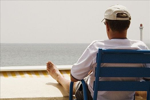 后视图,一个,男人,坐,扶手椅,海滩,戛纳,法国