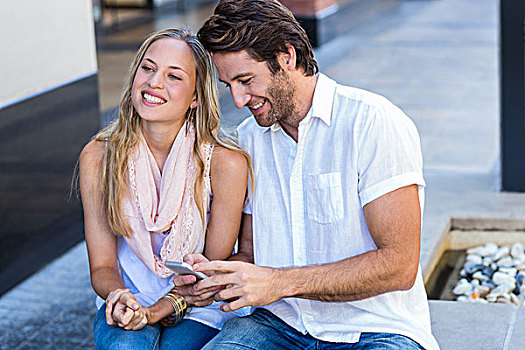 微笑,坐,夫妇,拿着,智能手机,购物中心