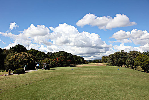 蓝天白云下的高尔夫球场
