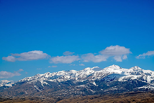 春季的天山雪线