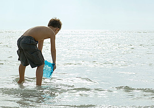 男孩,填充,桶,水,海浪