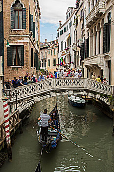 威尼斯的桥与船