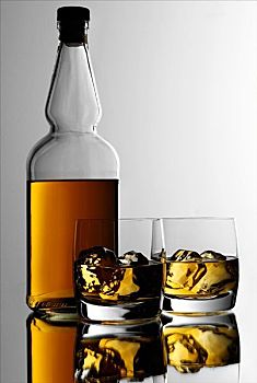 两个,玻璃杯,威士忌酒,冰块,正面,瓶子