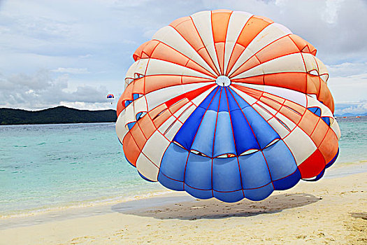 沙滩上的降落伞