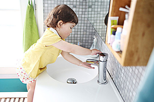 小女孩,洗手,浴室水池
