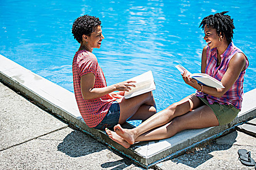 两个女人,坐,旁边,游泳池,读书