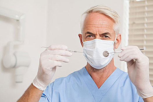 牙医,手术口罩,看镜头,拿着,工具