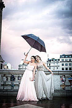 头像,两个,女性,模特,拿着,向上,伞,特拉法尔加广场,伦敦,英国