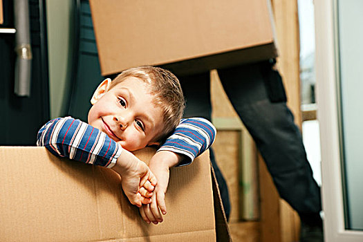 家庭,搬进,新,儿子,坐,室内,移动,背景,父亲,搬运,腿,盒子,建筑