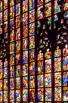 意大利米兰大教堂内的彩色窗户