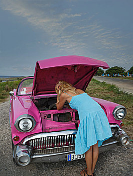 美女,尝试,修理,旧式,敞篷车,海岸,哈瓦那,古巴