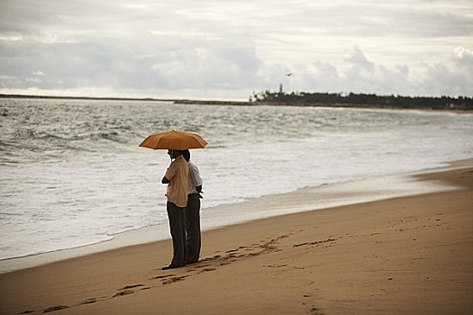 两个人,伞,海滩,特里凡得琅,喀拉拉,印度