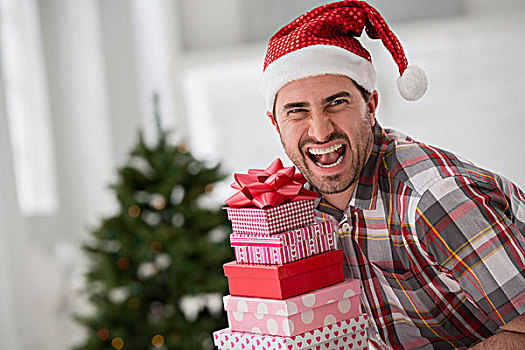办公室,庆贺,圣诞节,一个,男人,圣诞帽,拿着,一堆,礼物,装饰,圣诞树