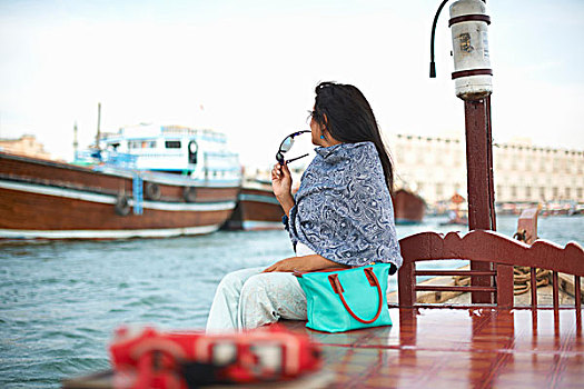 女性,游客,坐,水岸,看,船,溪流,迪拜,阿联酋