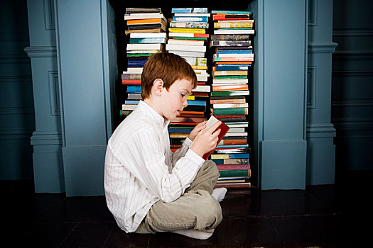 男孩,读,书本,坐,地面