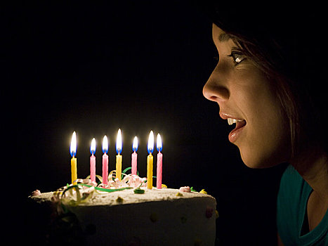 侧面,女人,吹蜡烛,生日蛋糕