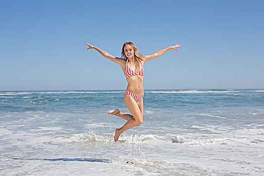 高兴,健身,女人,比基尼,跳跃,海滩