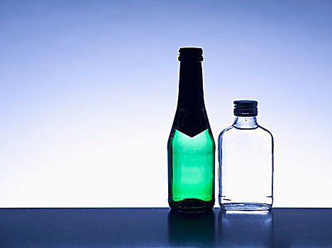 两个,微型,瓶子,酒,并排,标签,逆光