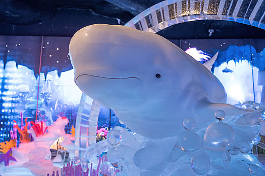 四川成都极地海洋公园冰雪乐园里的白鲸冰雕