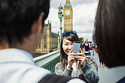 微笑,女人,黑发,照相,情侣,智能手机,站立,威斯敏斯特桥,上方,泰晤士河,伦敦,议会大厦,大本钟,背景