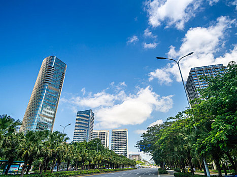 三亚地标建筑海景房房地产蓝天白云