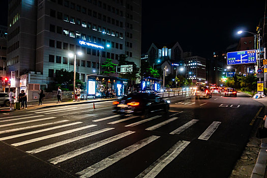 韩国首尔明洞街头交通夜景风光