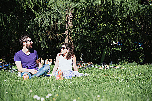 坐,夫妇,交谈,公园,阿雷佐,托斯卡纳,意大利