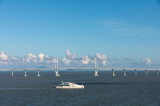 横跨珠江口海域伶仃洋上的港珠澳大桥