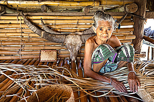 女人,编织,棕榈叶,垫,印度尼西亚