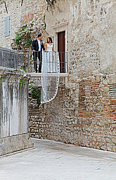 一对情侣在克罗地亚斯普利特戴克里先宫殿,世界文化遗产,拍摄婚纱照