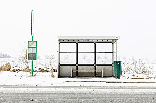 公交车站,冬天