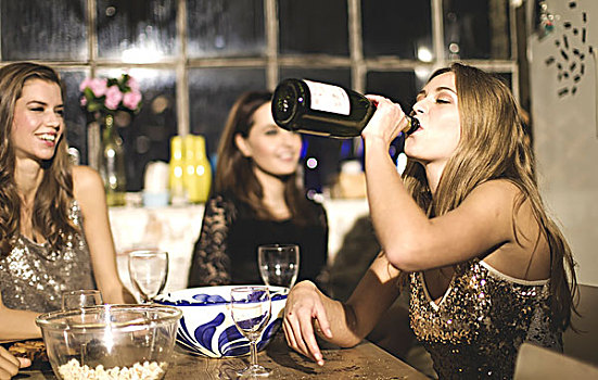 多,朋友,桌子,聚会,一个,女孩,用瓶子喝,香槟