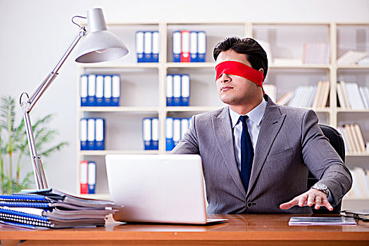 眼罩,商务人士,坐,书桌,办公室