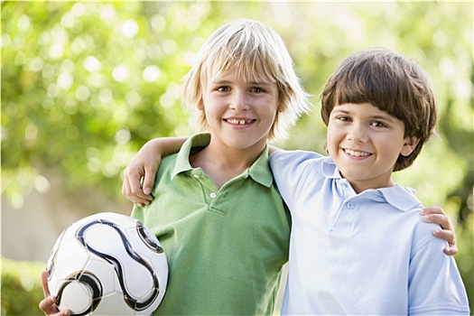 两个男孩,户外,足球,微笑
