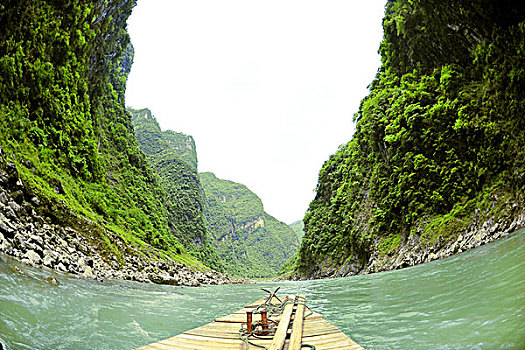 木船穿行于丽江的山水之间