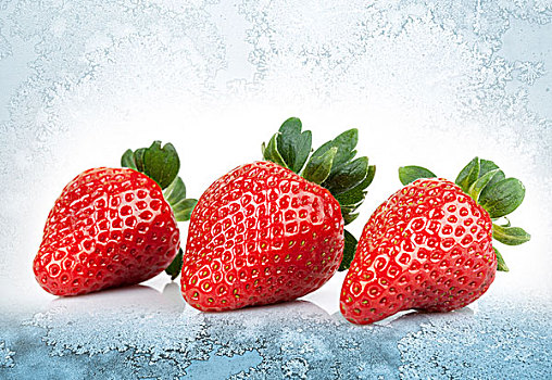 三个,新鲜,草莓,蓝色背景,冰,背景