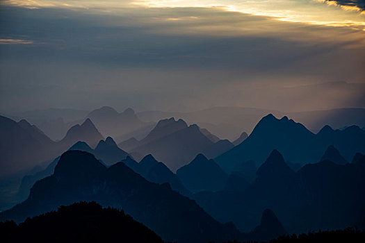 清晨远眺阳光下绵延的群山