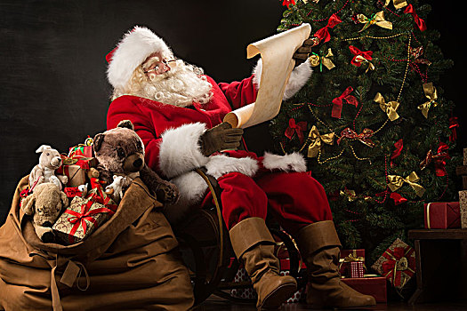 头像,高兴,圣诞老人,坐,房间,在家,靠近,圣诞树,大,袋,读,圣诞节,信,愿望,清单