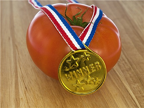 西红柿,金牌,胜利,吊坠,木质背景