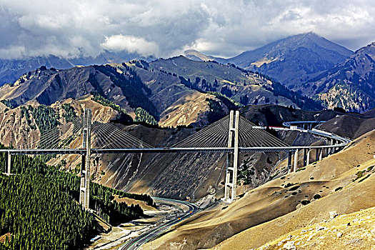 连霍高速公路上的果子沟大桥,新疆伊犁伊犁霍城县