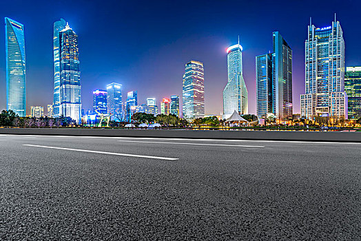 柏油马路和上海建筑夜景