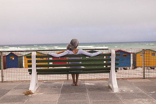 老年,女人,坐,散步场所,长椅,海滩