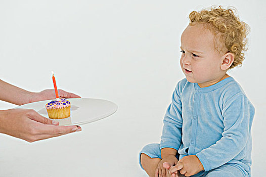 女人,给,杯形蛋糕,儿子,一岁生日