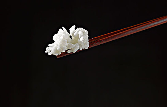 筷子上的米饭