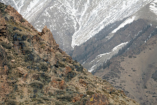 新疆哈密,海拔2800处的天山红层,五彩斑斓怪石嶙峋